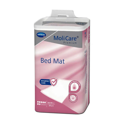 Μια συσκευασία MoliCare® Premium Bed Mat προστατευτικό κάλυμμα κρεβατιού 7 σταγόνες με 25 κομμάτια, παρουσιάζεται σε ένα ροζ-λευκό σχέδιο που τονίζει την προστασία και την υγιεινή, από την Paul Hartmann AG.