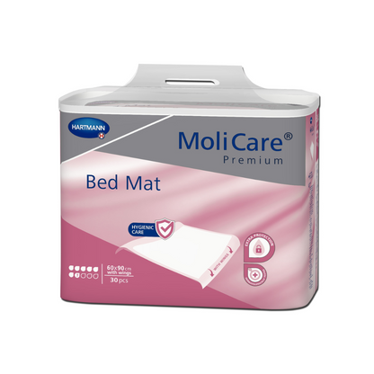 Μια συσκευασία MoliCare® Premium Bed Mat προστατευτικό κάλυμμα κρεβατιού 7 σταγόνες, μέγεθος 60x90 cm, περιέχει 30 κομμάτια, με οδηγίες υγιεινής και σύμβολα απορροφητικότητας σε ένα ροζ-λευκό κουτί από την Paul Hartmann AG.