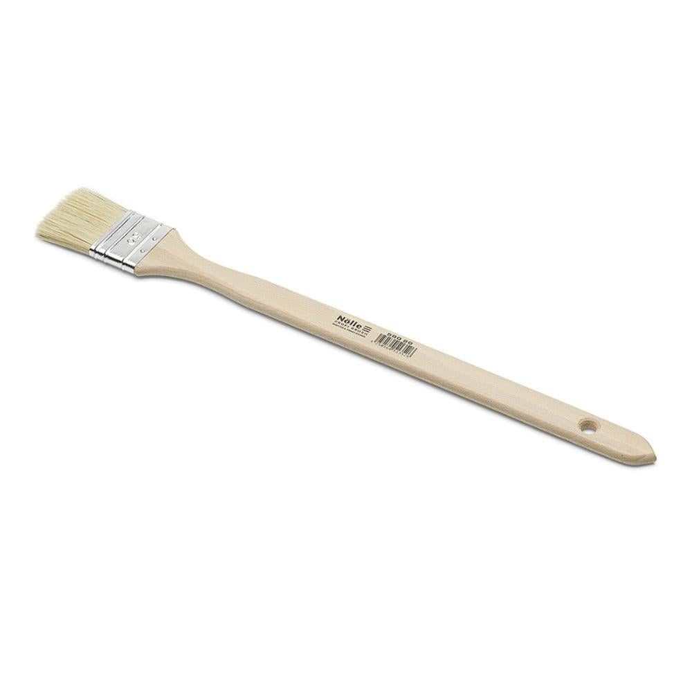 Η επαγγελματική βούρτσα Nölle Profi Brush Heizkörperpinsel διαθέτει μακριά ξύλινη λαβή με μικρή τρύπα για κρέμασμα, ανοιχτόχρωμες φυσικές τρίχες και μεταλλικό σφιγκτήρα, όλα κατασκευασμένα με την τέχνη της Nölle Profi Brush Bürsten- & Pinseltechnik e.K.