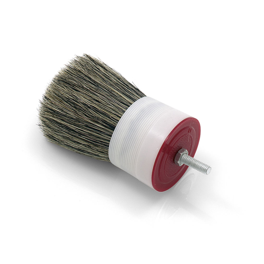 Η κεφαλή βιομηχανικού πινέλου γωνίας Nölle Profi Brush διαθέτει στρογγυλό, εύχρηστο σχεδιασμό με πυκνό μείγμα γκρι τριχών και κόκκινο-λευκή πλαστική λαβή, πλήρης με μεταλλική ράβδο με σπείρωμα για λεπτομερείς εργασίες βαφής.