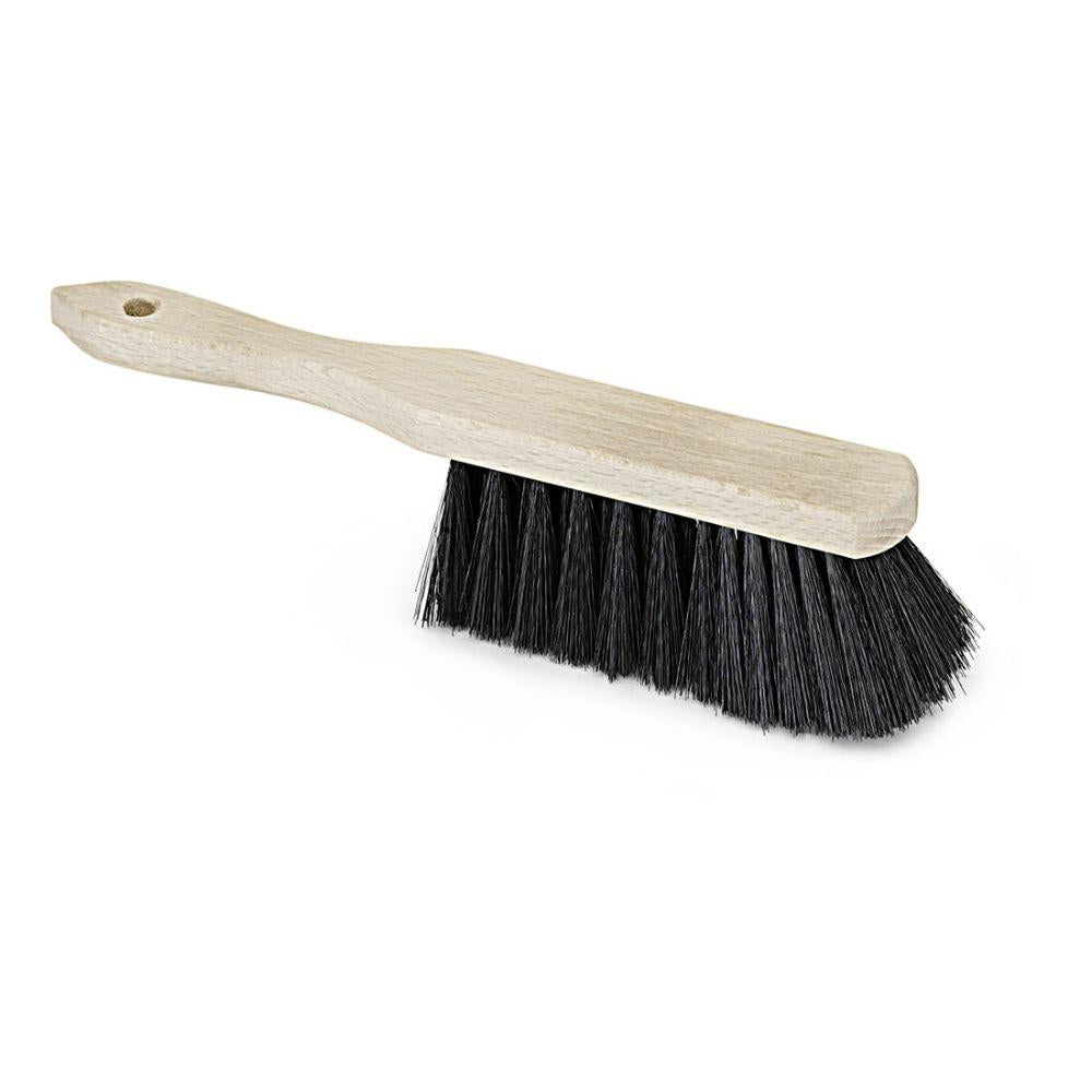 Η βιομηχανική σκούπα χειρός Nölle Profi-Pinsel έχει μια λαβή από ανοιχτό ξύλο οξιάς μήκους 28 cm, μαύρες, δεξιά γωνιασμένες τρίχες και μια τρύπα ανάρτησης. Είναι εξαιρετική για χειροτεχνίες και απεικονίζεται σε λευκό φόντο.