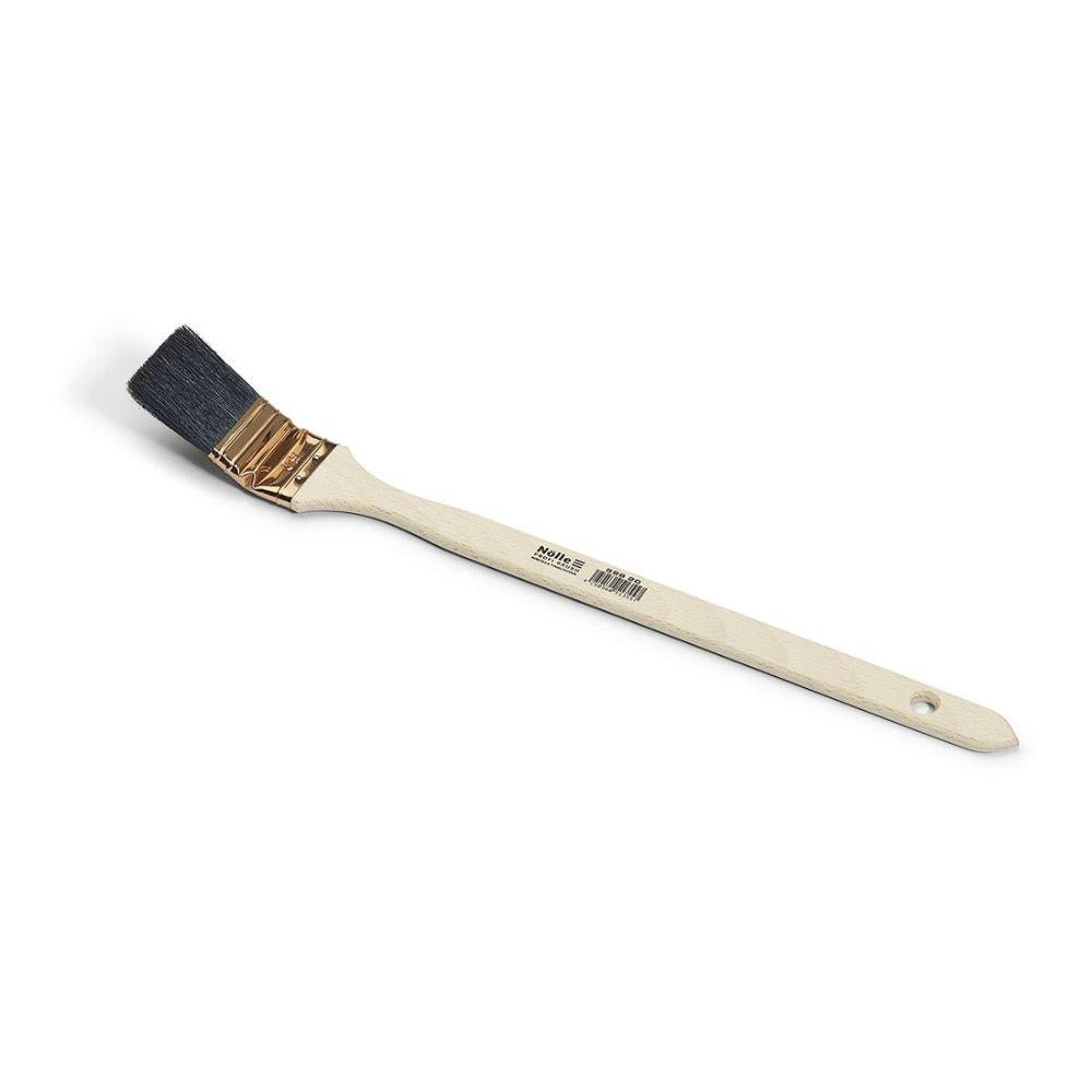 Το πινέλο Nölle Profi Brush για καλοριφέρ διαθέτει ανθεκτικές μαύρες τρίχες από Κίνα, μακρύ χερούλι με τρύπα κρεμάσματος και ετικέτα κοντά στις τρίχες.