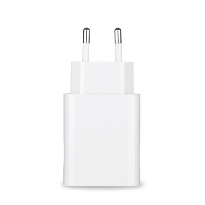 Ο τροφοδοτικό και η προστατευτική θήκη τροφοδοτικού για το Pluslife Mini Dock είναι ένας κομψός ευρωπαϊκός προσαρμογέας πρίζας σε λευκό με δύο μεταλλικές ακίδες, που είναι ιδανικός για τη λειτουργία ηλεκτρονικών συσκευών. Παρουσιάζεται όρθιος μπροστά από ένα απλό λευκό φόντο, υπογραμμίζοντας τον κομψό και μινιμαλιστικό σχεδιασμό του.