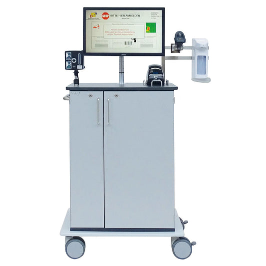 Der Novocal Digitaler Empfangsassistent mit Temperaturmessung ist ein mobiler Medizin-Workstationwagen mit Monitor, Barcode-Scanner, Handdesinfektionsspender, Drucker sowie Besucherregistrierung und zwei Schranktüren auf vier Rollen.