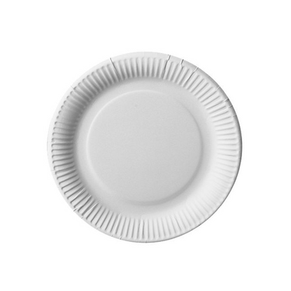 Σε λευκό φόντο παρουσιάζεται ένα απλό, ελαφρώς κυματοειδές, στρογγυλό, λευκό PAPSTAR χάρτινο πιάτο από FSC-πιστοποιημένο υλικό.