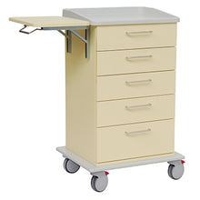 Der Novocal Pflege- und Arbeitswagen ist beige lackiert, hat fünf Schubladen, eine graue Platte, eine ausziehbare Seitenablage und ein Vollkunststoff-Fahrgestell mit vier Rädern - zwei davon mit roten Bremshebeln für mehr Stabilität.