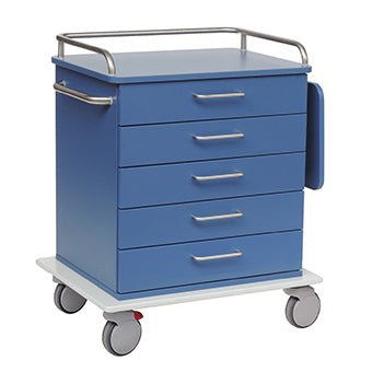 Ένα μπλε πλαίσιο καροτσιού φροντίδας και εργασίας Novocal με πέντε συρτάρια, μεταλλικές λαβές και ράγες, πλευρική λαβή, δεξιά αναδιπλούμενη επιφάνεια, τέσσερις περιστρεφόμενους τροχούς (ένας από αυτούς με κόκκινο πεντάλ φρένου). Κατασκευασμένο από ανθεκτικό πλαστικό πλήρους φύλλου.