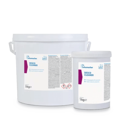 Απεικονίζονται δύο λευκά δοχεία του Dr. Schumacher DESCO CLEANER της Dr. Schumacher GmbH: ένας κουβάς 5 κιλών και ένα ποτήρι 1 κιλού, και τα δύο με λευκό καπάκι και μπλε-μωβ ετικέτες με την επιγραφή "Καθαριστικό για όλες τις επιφάνειες" για ένα αποτέλεσμα χωρίς ραβδώσεις.