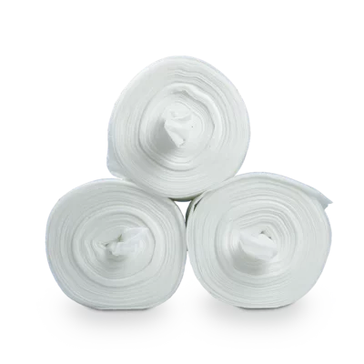 Τρεις ρολά από μη υφασμένα μαντηλάκια Dr. Schumacher DESCO WIPES της Dr. Schumacher GmbH είναι στοιβαγμένα σε ένα τρίγωνο σε φωτεινό φόντο. Από την πλευρική όψη, οι ρολά δείχνουν το κυκλικό, ομόκεντρο μοτίβο τους, ιδανικό για τη χρήση συστημάτων διανομής μη υφασμένων μαντηλιών.