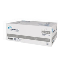 Η εικόνα δείχνει ένα μεγάλο, λευκό, ορθογώνιο κουτί με Papernet χαρτοπετσέτες 421568 της Sofidel Germany GmbH με το λογότυπο της μάρκας και λεπτομέρειες προϊόντος. Το κουτί περιέχει 3990 πετσέτες σε 2-στρώσεων V-διπλωμένη μορφή, διανεμημένες σε 15 πακέτα, υπογραμμίζοντας έτσι αποτελεσματικές λύσεις υγιεινής.