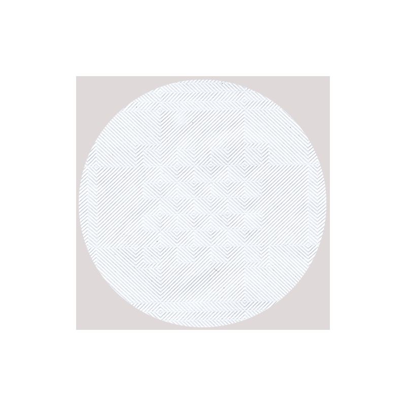 Αυτή η εκλεπτυσμένη διακόσμηση τραπεζιού της PAPSTAR GmbH παρουσιάζει ένα κυκλικό γεωμετρικό σχέδιο με ένα λευκό μοτίβο σε ανοιχτό γκρι φόντο. Διαθέτει περίπλοκες, επικαλυπτόμενες γραμμές που σχηματίζουν ρόμβους στο κέντρο και σχέδια ψαροκόκαλου στις άκρες, αντικατοπτρίζοντας το κλασικό στυλ του χαρτοτραπεζομάντηλου PAPSTAR με ανάγλυφο δαμασκηνό σχέδιο 25 μ x 1.