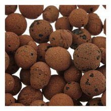 Die Plagron Europebbles von Bertels B.V. sind braune, runde Tonkugeln mit poröser Oberfläche, perfekt für Hydrokultursysteme. Sie haben kleine dunkle Flecken, variieren in der Größe und sind dicht gepackt, was ihnen ein strukturiertes Aussehen verleiht.