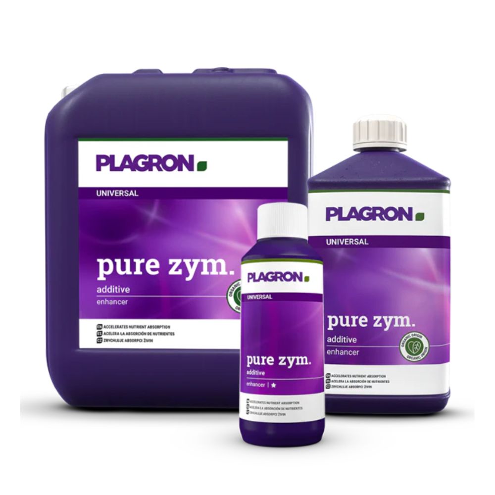 Εμφανίζονται τρία δοχεία με Plagron Pure Zym από την Bertels B.V., έναν φυσικό βελτιωτικό εδάφους με ένζυμα. Στο παρασκήνιο υπάρχει ένας μεγάλος μοβ κάνιστρος, μπροστά του μια μεσαία και μια μικρή φιάλη. Κάθε φιάλη έχει μια μοβ ετικέτα με λευκό κείμενο.