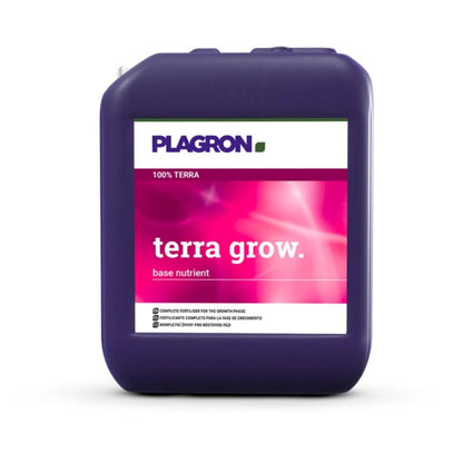 Το Plagron Terra Grow από την Bertels B.V. είναι ένα μεγάλο, σκούρο μωβ δοχείο για τη φάση ανάπτυξης με λευκή ετικέτα με ροζ και πράσινες λεπτομέρειες. Περιέχει οδηγίες με μικρά γράμματα στο κάτω μέρος και έχει πρακτική λαβή μεταφοράς στην κορυφή.