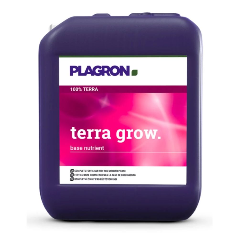 Ένα μωβ δοχείο με την επιγραφή «Plagron Terra Grow» από την Bertels B.V. έχει ροζ-λευκό σχεδιασμό. Είναι ένα πλήρες λίπασμα με βάση τα ανόργανα συστατικά που προάγει ταχύτερη ανάπτυξη φυτών κατά τη φάση ανάπτυξης, με πολυγλωσσικό κείμενο.