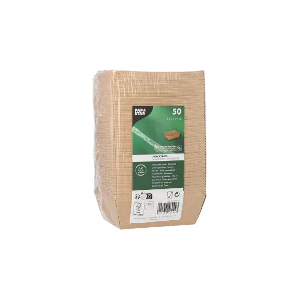 Ένα πακέτο με 50 PAPSTAR Snacktrays, χαρτόνι "pure" - καφέ της PAPSTAR GmbH, κάθετα στοιβαγμένα σε διάφανη μεμβράνη. Η ετικέτα δείχνει πληροφορίες προϊόντος, σύμβολα ανακύκλωσης και έναν γραμμωτό κώδικα. Αυτά τα φιλικά προς το περιβάλλον δοχεία είναι βιώσιμο σερβίτσιο μιας χρήσης.