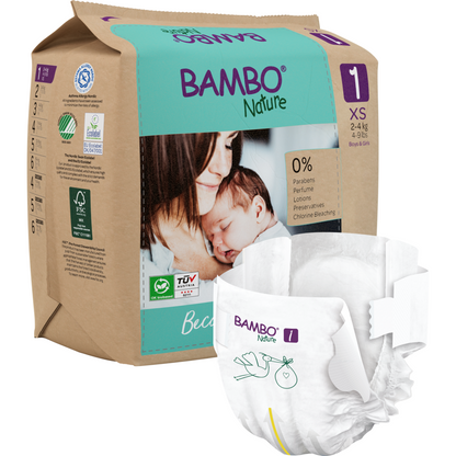 Eine Packung Bambo Nature Windeln von Abena Re-Seller GmbH, Größe XS für 2-4 kg schwere Babys. Die Verpackung zeigt eine Mutter, die ihr Baby im Arm hält, umweltfreundliche Details, Informationen zu nachhaltigen Materialien und eine Nahaufnahme einer Windel im Vordergrund.