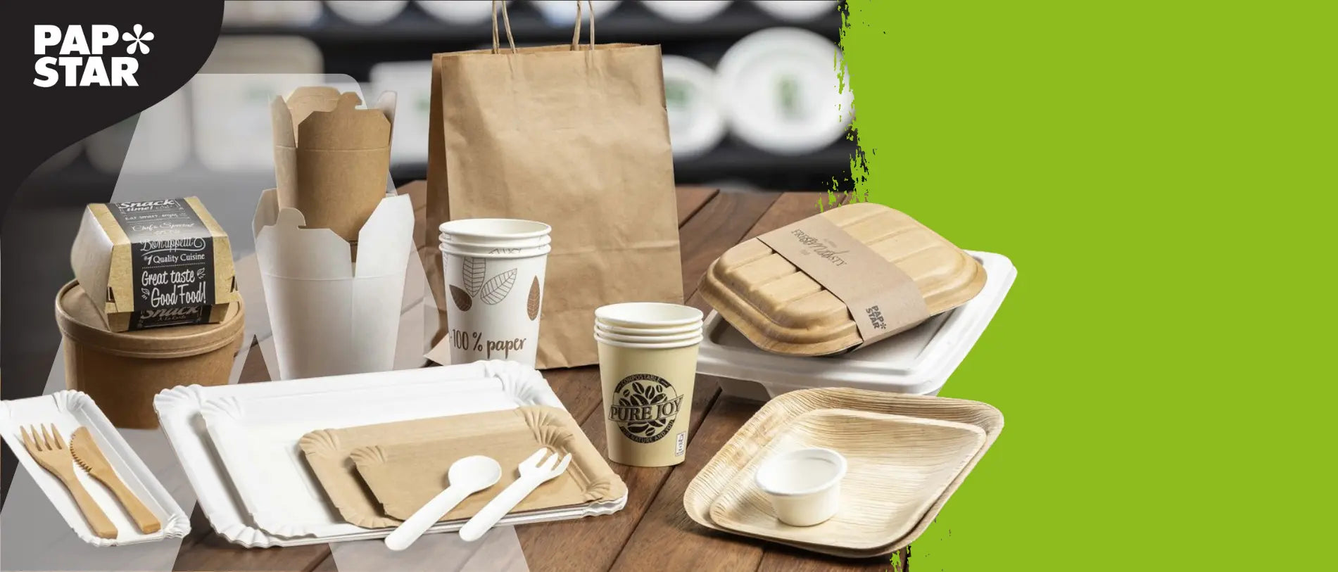 Werbebanner der Marke PAPSTAR mit nachhaltigem Einweggeschirr: Pappbecher, Pappteller, Papiertragetaschen, Holzbesteck, Schalen und Verpackungen aus Karton, Papier und Palmblatt. Hintergrund in Grün und Holzoptik.