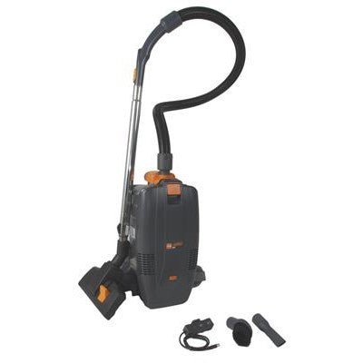 Το TASKI AERO BP B Plus Starter Kit από την Diversey Deutschland GmbH & Co. OHG, μια υπερ-ελαφριά σκούπα πλάτης με τεχνολογία ιόντων λιθίου, παρουσιάζεται όρθια με σωλήνα, ράβδο, τρία εξαρτήματα και καλώδιο ρεύματος για εργονομικό καθαρισμό.