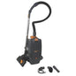 Το TASKI AERO BP B Plus Starter Kit από την Diversey Deutschland GmbH & Co. OHG, μια υπερ-ελαφριά σκούπα πλάτης με τεχνολογία ιόντων λιθίου, παρουσιάζεται όρθια με σωλήνα, ράβδο, τρία εξαρτήματα και καλώδιο ρεύματος για εργονομικό καθαρισμό.