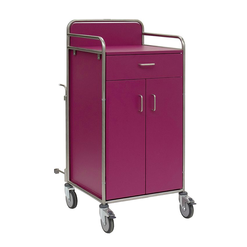 Το καρότσι σταθμού Novocal με πλαίσιο από ανοξείδωτο χάλυβα, ένα άνω συρτάρι, δύο κάτω πόρτες και τέσσερις περιστρεφόμενους τροχούς είναι ιδανικό για νοσοκομεία. Είναι σε μοβ χρώμα, διαθέτει πλήρως συγκολλημένες συνδέσεις σωλήνων και απεικονίζεται σε απλό λευκό φόντο.