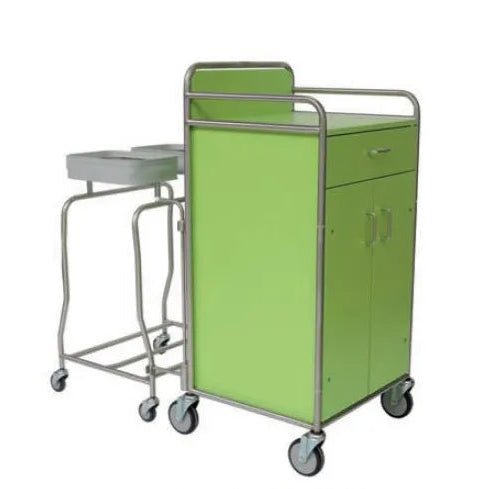 Ένα καροτσάκι σταθμού Novocal με συρτάρι και ντουλάπι με διπλή πόρτα βρίσκεται δίπλα σε μια βάση απορριμμάτων με δύο μεταλλικά δοχεία. Και τα δύο έχουν πλαίσια από ανοξείδωτο χάλυβα, πλήρως συγκολλημένες κυκλικές σωληνώσεις και ρόδες - ιδανικά για ιατρικές εγκαταστάσεις σε λευκό φόντο.