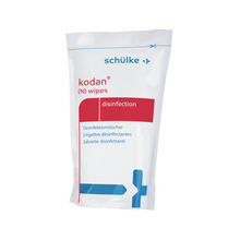 Μια λευκή συσκευασία των Schülke kodan® (N) wipes απολύμανσης επιφανειών της Schülke & Mayr GmbH φέρει την πολυγλωσσική επιγραφή «Απολύμανση επιφανειών» και είναι σχεδιασμένη σε μπλε-κόκκινο σχέδιο με ένα σύμβολο συν.