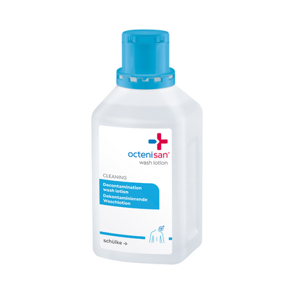 Ένα διάφανο πλαστικό μπουκάλι Schülke Octenisan Waschlotion της Schülke & Mayr GmbH με μπλε καπάκι και δίγλωσση ετικέτα στέκεται όρθιο σε λευκό φόντο, ιδανικό για αντισηπτικό καθαρισμό δέρματος και υγιεινή περιποίηση σώματος.