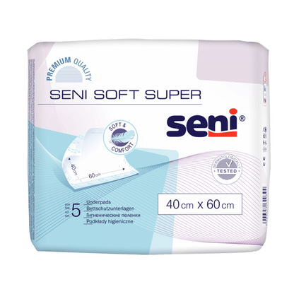 Μια συσκευασία Seni Soft Super υποστρώματα προστασίας κρεβατιού της TZMO Deutschland GmbH, μέγεθος 40 cm x 60 cm, περιέχει 5 υποστρώματα σε λευκή-μπλε συσκευασία με πληροφορίες προϊόντος, σύμβολα ποιότητας και τονίζει την αξιόπιστη προστασία στην καθημερινή ζωή.