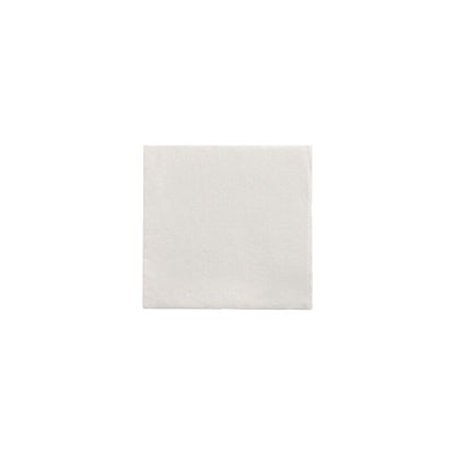 Eine schlichte, weiße, quadratische Papierserviette aus der „DAILY Collection“ der PAPSTAR GmbH mit den Maßen 24 cm x 24 cm und ideal für eine umweltfreundliche Tischdekoration.