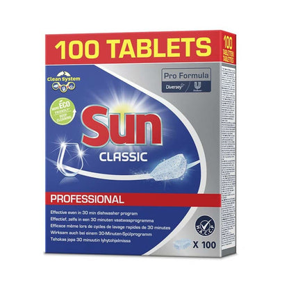 Στη συσκευασία των SUN Professional Classic Tabs, ταμπλέτες καθαρισμού για το πλυντήριο πιάτων από τη Diversey Deutschland GmbH & Co. OHG αναγράφεται «100 Tabs» και «Professional» με έντονη γραφή. Τονίζει τη φιλική προς το περιβάλλον φόρμουλα και την αποτελεσματικότητα σε ένα πρόγραμμα διάρκειας 30 λεπτών, με το λογότυπο της μάρκας να απεικονίζεται εμφανώς σε μπλε φόντο.