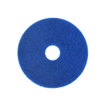 Das Arcora International GmbH Superpad Blau ist ein blaues Reinigungspad für die Grundreinigung oder Intervallreinigung auf empfindlichen Belägen mit Scheuersaugautomaten, mit rauer Textur und Mittelloch, abgebildet auf weißem Hintergrund.