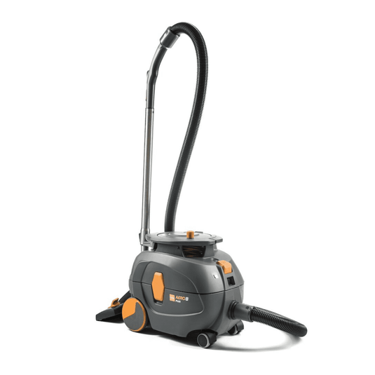 Μια ηλεκτρική σκούπα TASKI AERO 8 PLUS, που παρέχεται από την Diversey Deutschland GmbH & Co. OHG, σε γκρι και πορτοκαλί χρώμα, βρίσκεται σε όρθια θέση. Αυτή η συμπαγής και ισχυρή ηλεκτρική σκούπα με δεξαμενή διαθέτει έναν μακρύ εύκαμπτο σωλήνα και έχει κυλινδρικό σώμα με μεγάλους πίσω τροχούς και μικρότερους μπροστινούς τροχούς για εξαιρετική κινητικότητα και αποτελεσματικό καθαρισμό. Η λειτουργία του βελτιώνεται χάρη στην τεχνολογία «Flüster», που εξασφαλίζει αθόρυβη λειτουργία.