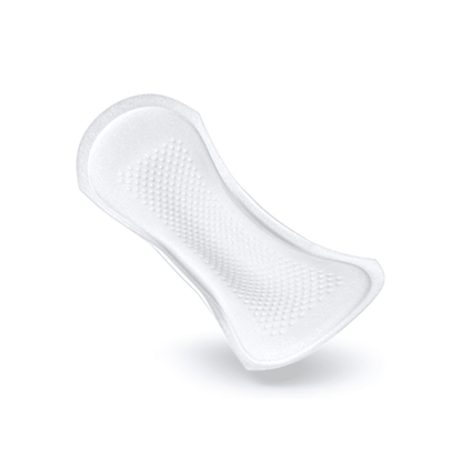 Ένα μεμονωμένο σερβιετάκι ακράτειας TENA Comfort Mini Plus της Essity Germany GmbH, το οποίο αναδεικνύει το ανατομικό του σχήμα και την υφή της επιφάνειάς του με τον πυρήνα Dry Fast Core για βελτιωμένη απορροφητικότητα, κρέμεται μπροστά από ένα μονόχρωμο φόντο.
