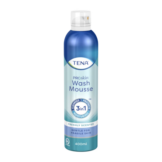 Eine 400 ml Flasche TENA ProSkin Wash Mousse, 3-in-1 Waschschaum im blau-weißen Design. Es zeichnet sich durch seine frisch duftende Formel aus, die für empfindliche Haut geeignet ist. Dieser 3-in-1 Waschschaum reinigt, schützt und spendet Feuchtigkeit und ist somit ideal für die Inkontinenzversorgung.