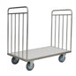 Ένα καρότσι μεταφοράς Novocal χωρίς πίσω τοίχωμα από ανοξείδωτο χάλυβα με επίπεδη πλατφόρμα, τέσσερις τροχούς και σταθερές κάθετες ράβδους και στα δύο άκρα για ασφαλή μεταφορά αντικειμένων.