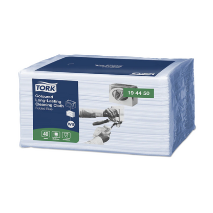 Ένα κουτί με 8 συσκευασίες ανθεκτικών χρωματιστών πανιών καθαρισμού Tork 194450, υπό την επωνυμία TORK από την Essity Professional Hygiene Germany GmbH, δείχνει την εικόνα ενός χεριού που καθαρίζει μια επιφάνεια. Κάθε συσκευασία περιέχει 40 πολυλειτουργικά πανιά σε διπλωμένο μπλε χρώμα, με κάθε πανί να μετρά 32,4 x 38,5 εκ.