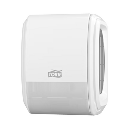 Παρουσιάζουμε τον διανομέα χαρτοπετσετών Tork 256010 από την Essity Professional Hygiene Germany GmbH. Αυτή η συσκευή που μπορεί να τοποθετηθεί στον τοίχο έχει λευκή εξωτερική επιφάνεια με διαφανές κάτω τμήμα για γρήγορη πρόσβαση στις χαρτοπετσέτες, συμπληρωμένη από το λογότυπο TORK που απεικονίζεται εμφανώς στο μπροστινό μέρος. Σχεδιασμένο για να βελτιώσει την εμπειρία σας στο χώρο με την μινιμαλιστική και λειτουργική αισθητική του.