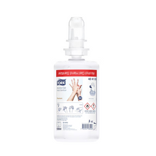 Eine Flasche Tork 424103 Händedesinfektionsgel S4 von TORK – Essity Professional Hygiene Germany GmbH. Der transparente Behälter verfügt über ein Etikett mit Anwendungshinweisen und Sicherheitssymbolen zur Bekämpfung von Krankheitserregern. Der Spenderdeckel ist für eine einfache Anwendung konzipiert und fasst 1 Liter.