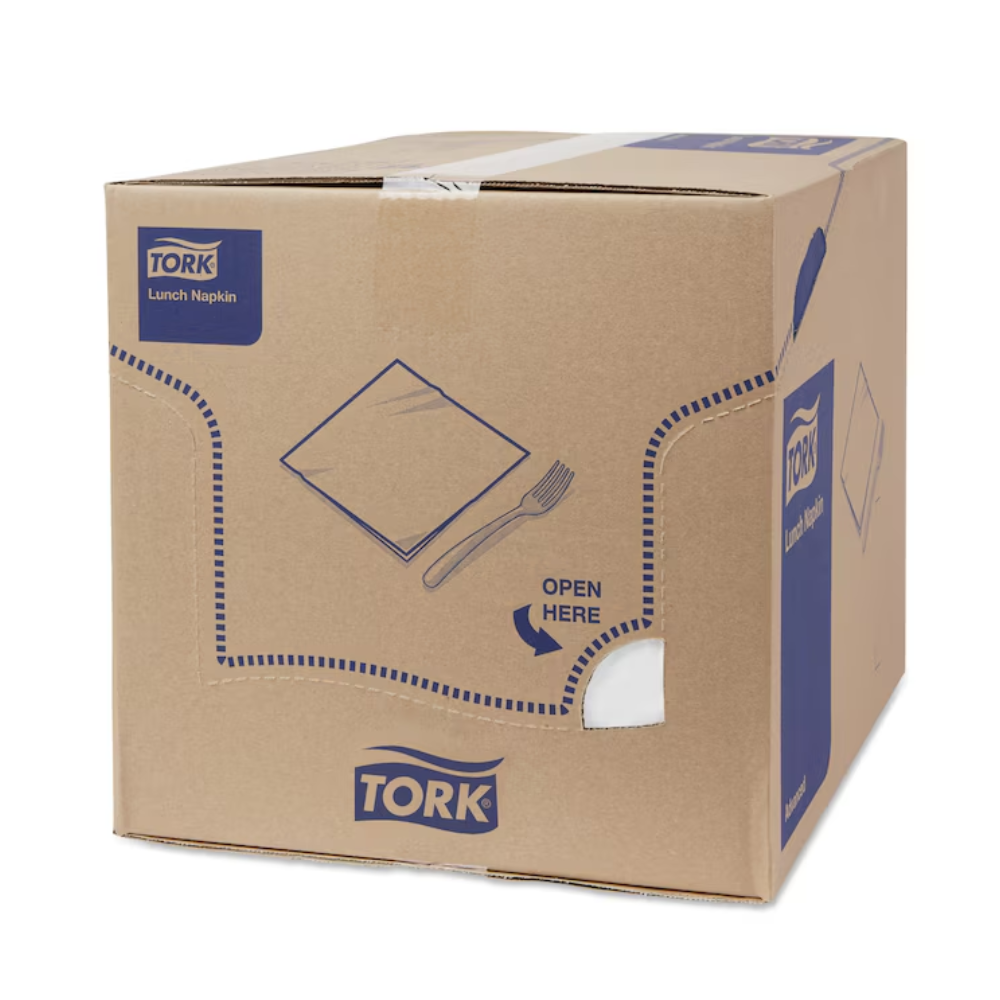 Το κουτί των Tork 477414 Soft Lunchservietten Λευκό Advanced 3-στρώσεων έχει μπλε κείμενο και σύμβολα με μια εγκοπή «Ανοίξτε εδώ» δίπλα σε εικόνες μιας χαρτοπετσέτας και ενός πιρουνιού. Το κουτί είναι κλειστό με λευκή ταινία και δείχνει ξεκάθαρα το branding της TORK από την Essity Professional Hygiene Germany GmbH σε πολλές πλευρές. Περιέχει βιομηχανικά κομποστοποιήσιμες χαρτοπετσέτες 3-στρώσεων.