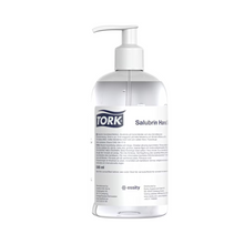 Das Tork 911103 Salubrin Händedesinfektionsgel Premium, erhältlich im Karton mit acht Flaschen, ist eine durchsichtige Kunststoff-Pumpflasche mit 350 ml Händedesinfektionsgel mit 70% Alkohol für eine effektive Anwendung. Mit seiner mehrsprachigen Beschriftung und der weißen Kappe und Pumpe wird dieses Produkt von Essity Professional Hygiene Germany GmbH unter dem Markennamen TORK vertrieben. Es ist für die wirksame Bekämpfung behüllter Viren konzipiert.