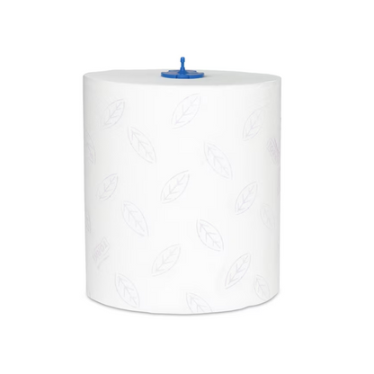 Μια μεγάλη, λευκή Tork Matic® 290016 απαλές πετσέτες ρολού Premium H1 2-στρώσεων με ένα διακριτικό σχέδιο φύλλων και ένα μπλε πλαστικό καπάκι διανομής στη μέση, σχεδιασμένη για χρήση σε εμπορικούς ή βιομηχανικούς διανομείς. Η ρολό TORK Premium H1 2-στρώσεων στέκεται όρθια μπροστά από ένα απλό φόντο.