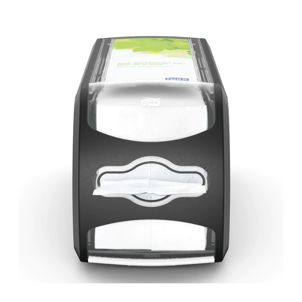 Απεικονίζεται η θήκη για χαρτοπετσέτες Tork Xpressnap Fit® 272901 από την Essity Professional Hygiene Germany GmbH. Αυτή η μαύρη-γκρίζα θήκη διαθέτει μια διαφανή μπροστινή πλευρά που περιέχει λευκές χαρτοπετσέτες και μια πράσινη διαφημιστική επιφάνεια στην κορυφή. Το λογότυπο "Tork" είναι ορατό και υπογραμμίζει το αποδοτικό σύστημα διανομής μονών χαρτοπετσετών του Tork Xpressnap Fit.