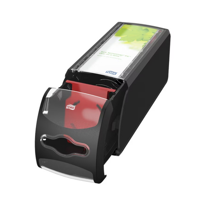 Ένας μαύρος Tork Xpressnap Fit® 272901 πάγκος διανομής χαρτοπετσετών από την Essity Professional Hygiene Germany GmbH είναι εξοπλισμένος με ένα διαφανές καπάκι που ανοίγει μερικώς για να παρουσιάσει κόκκινες χαρτοπετσέτες στο εσωτερικό. Ο κομψός και συμπαγής σχεδιασμός του περιλαμβάνει μια ετικέτα με πράσινες λεπτομέρειες και προσφέρει ατομική εξαγωγή φύλλων για αποδοτική χρήση.