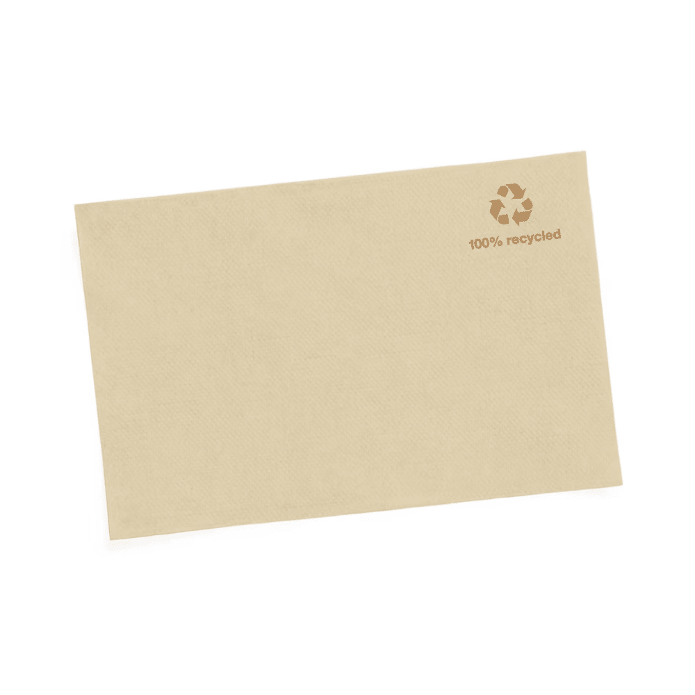 Περιγραφή προϊόντος: Η Tork Xpressnap® 13840 Spenderserviette Natur mit Umweltsymbol Advanced N4 1-lagig διαθέτει έναν μπεζ σχεδιασμό χαρτιού με ένα μικρό σύμβολο ανακύκλωσης και το κείμενο „100 % recycelt“ στην επάνω δεξιά γωνία. Είναι κατασκευασμένη από ανακυκλωμένες ίνες. Παρουσιάζεται σε ένα απλό λευκό φόντο.