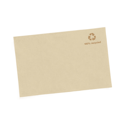 Περιγραφή προϊόντος: Η Tork Xpressnap® 13840 Spenderserviette Natur mit Umweltsymbol Advanced N4 1-lagig διαθέτει έναν μπεζ σχεδιασμό χαρτιού με ένα μικρό σύμβολο ανακύκλωσης και το κείμενο „100 % recycelt“ στην επάνω δεξιά γωνία. Είναι κατασκευασμένη από ανακυκλωμένες ίνες. Παρουσιάζεται σε ένα απλό λευκό φόντο.