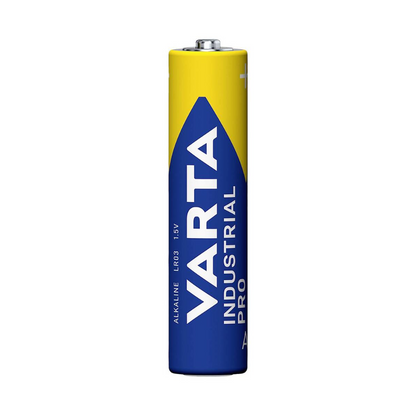 Μία μπαταρία Varta AG Industrial Pro Micro 4003 LR03 AAA (Εκτός παραγωγής, 1,5V) με κίτρινο καπάκι και μπλε περίβλημα στέκεται όρθια. Σχεδιασμένη για επαγγελματική χρήση, η συσκευασία περιέχει 10 κομμάτια και δείχνει το όνομα της μάρκας Varta με λευκά γράμματα.