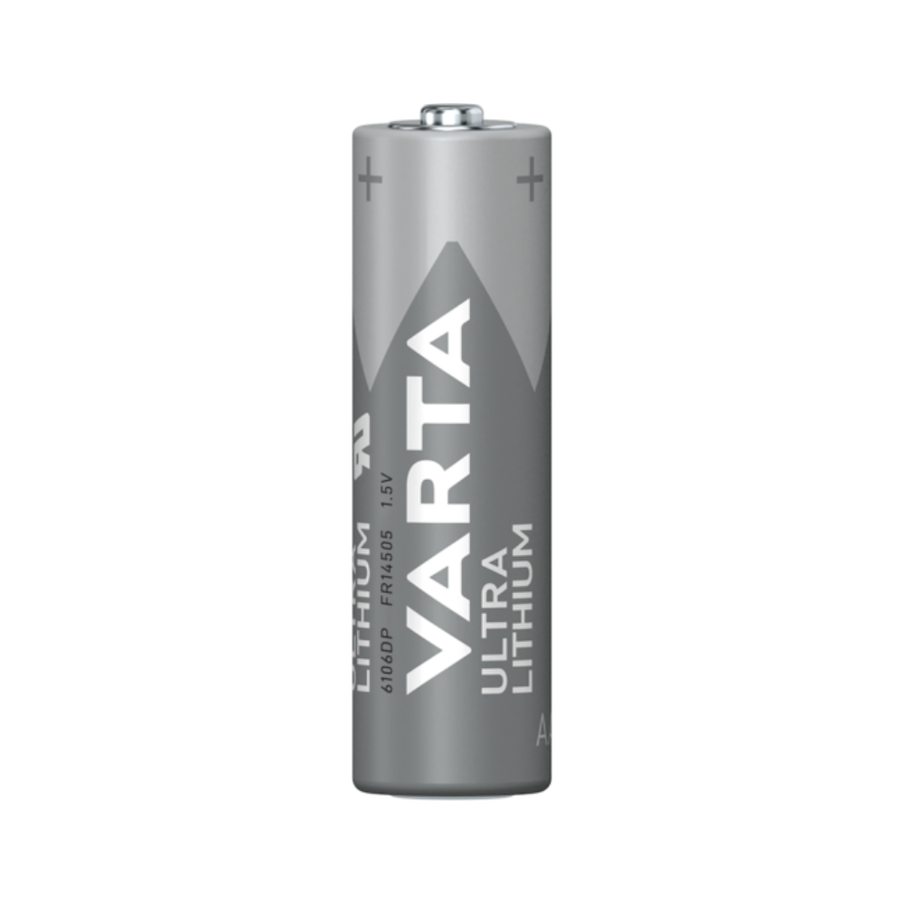 Eine einzelne Varta Ultra Lithium AA Batterie | Packung (4 Stück) steht aufrecht. Die Batterie mit ihrer metallisch-silbernen Farbe und dem weißen Text, der ihren Typ und ihre Spezifikationen anzeigt, ist für den Sport- und Outdoor-Einsatz unter extremen Bedingungen konzipiert. Die Plus- und Minuszeichen sind jeweils am oberen und unteren Ende sichtbar.