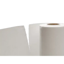 Ένας μεγάλος ρόλος πανιά καθαρισμού Vileda MicroRoll από μικροΐνες στέκεται κάθετα δίπλα σε ένα επίπεδο, ορθογώνιο φύλλο, και τα δύο κατασκευασμένα με τεχνολογία ατελείωτης ίνας. Ο ρόλος έχει έναν ορατό χάρτινο πυρήνα μπροστά από ένα λευκό, χωρίς αντικείμενα φόντο.