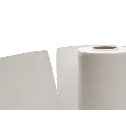 Ένας μεγάλος ρόλος πανιά καθαρισμού Vileda MicroRoll από μικροΐνες στέκεται κάθετα δίπλα σε ένα επίπεδο, ορθογώνιο φύλλο, και τα δύο κατασκευασμένα με τεχνολογία ατελείωτης ίνας. Ο ρόλος έχει έναν ορατό χάρτινο πυρήνα μπροστά από ένα λευκό, χωρίς αντικείμενα φόντο.